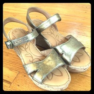 Born metallic gold wedges